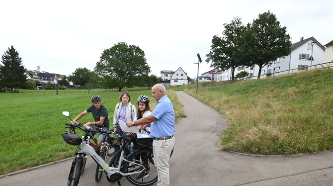 Dieses Quartett von Bezirksgemeinderäten möchte einen sicheren Weg für Radler durch Rommelsbach (von links): Markus Raiser, Bezi