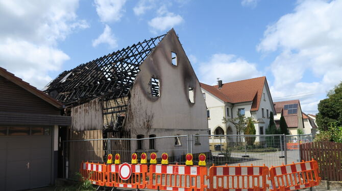 Verkohlte Dachbalken sind noch vom früheren Hausdach in der Lange Straße im Ortskern von Neuhausen zu sehen. Das Haus war mal ei