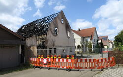 Verkohlte Dachbalken sind noch vom früheren Hausdach in der Lange Straße im Ortskern von Neuhausen zu sehen. Das Haus war mal ei