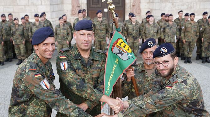 Major Normen Weber (von links), Kommandeur Oberstleutnant Kevin Freudenberger, Wimpelträger Stabsfeldwebel Jürgen Schmohl und de