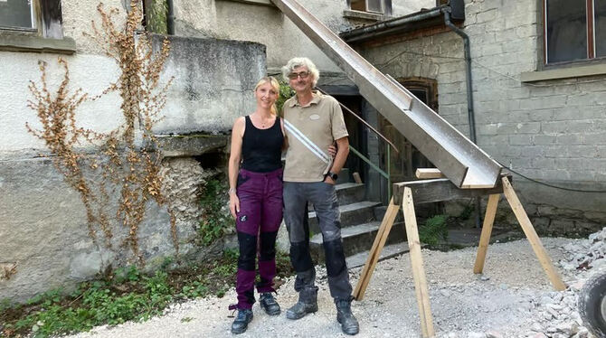 Ralf Dammasch und Sylvia Schiefer vor der ehemaligen Fabrik.  FOTO: GEA