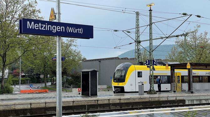 Ein Zug der Ermstalbahn steht im Bahnhof Metzingen und wartet auf Ausfahrt in Richtung Bad Urach. Über Wochen war die Strecke ge