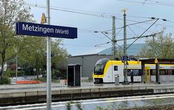 Ein Zug der Ermstalbahn steht im Bahnhof Metzingen und wartet auf Ausfahrt in Richtung Bad Urach. Über Wochen war die Strecke ge