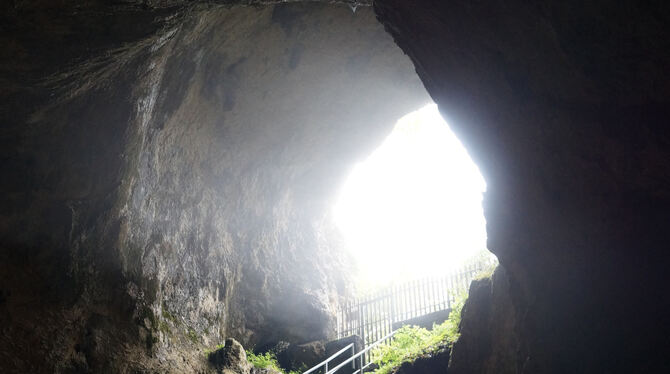 Diesen Eingang konnten schon die Alemannen nicht übersehen. In der Höhle gibt es fas-zinierende Gebilde.  FOTOS: WURSTER