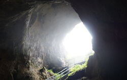 Diesen Eingang konnten schon die Alemannen nicht übersehen. In der Höhle gibt es fas-zinierende Gebilde.  FOTOS: WURSTER