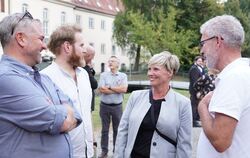 Die grüne Landtagsabgeordnete Cindy Holmberg machte zum Ende ihrer Sommertour in Zwiefalten Station und unterhielt sich mit den 