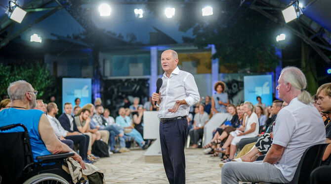 Bundeskanzler Olaf Scholz (SPD) spricht in Berlin-Tempelhof mit Bürgern.  FOTO: NIETFELD/DPA