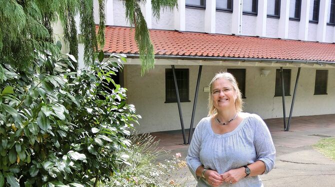 Karen Schepke vor der Auferstehungskirche auf der Römerschanze.  FOTO: SIMON