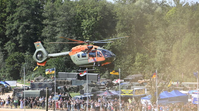 Klar zum Aufsetzen: Nur beim Tag der Reservisten landet ein Bundeswehrhubschrauber vor dem begeisterten Publikum im Feldlager vo