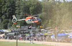 Klar zum Aufsetzen: Nur beim Tag der Reservisten landet ein Bundeswehrhubschrauber vor dem begeisterten Publikum im Feldlager vo