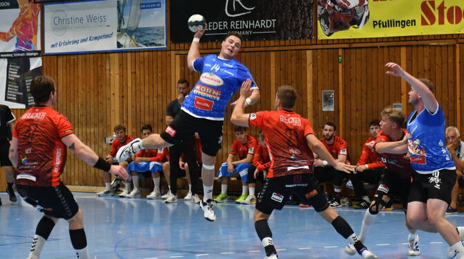 Niklas Roth (mit Ball, hier im Duell mit dem Ex-Pfullinger Han Völker) ist der überragende Akteur beim VfL.