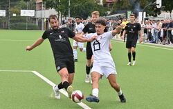 Croatias Edis Sentürk (rechts) im umkämpften Duell mit Tunay Balci.  FOTO: MEYER