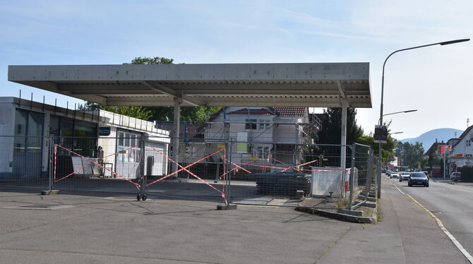 Nach 57 Jahren schließt die Shell-Tankstelle in der Bahnhofstraße.  Die Tanks wurden bereits demontiert. FOTO: MEYER