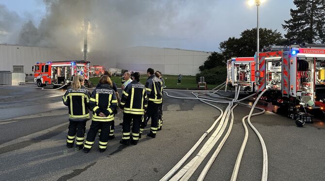 13 Stunden brauchten die Feuerwehrleute, um vergangene Woche den Großbrand im Gewerbepark Achalm zu löschen.