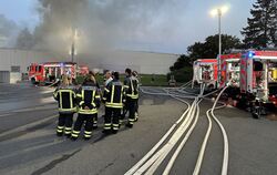 13 Stunden brauchten die Feuerwehrleute, um vergangene Woche den Großbrand im Gewerbepark Achalm zu löschen.