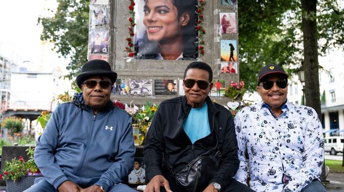 Michael Jacksons Brüder besuchen Denkmal für den King of Pop