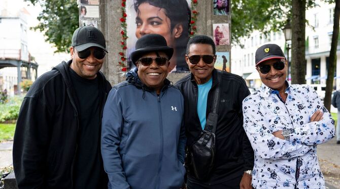 Michael Jacksons Brüder besuchen Denkmal für den King of Pop