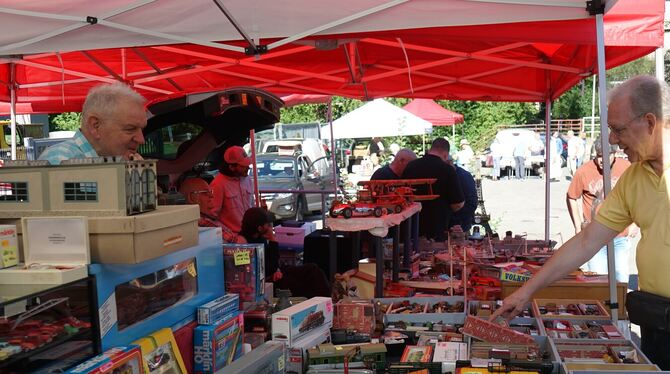 Attraktion vor dem Boxen-Stopp: der Spielzeugmarkt. FOTO: STRAUB