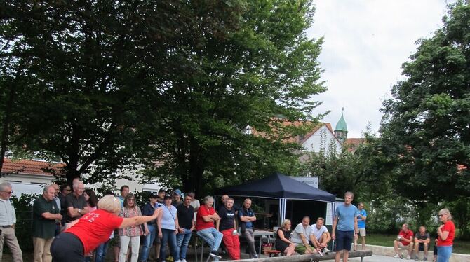 Ran an die Kugeln: Mit einem Turnier haben die Gönninger ihren neuen Bouleplatz in Betrieb genommen.  FOTO: PINTO