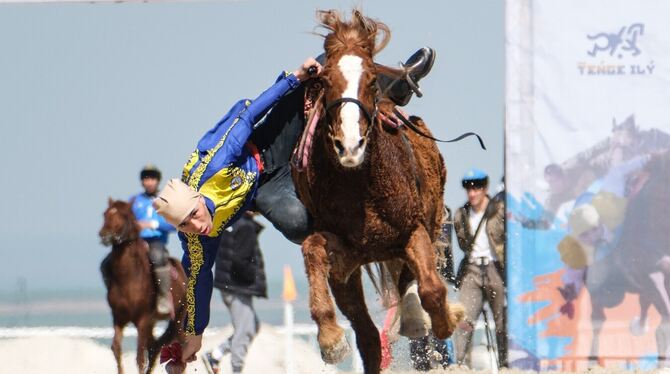 Ein Reiter bei der Disziplin »Kokpar«, bei der in vollem Galopp kleine Sandsäcke vom Boden aufgehoben werden müssen.