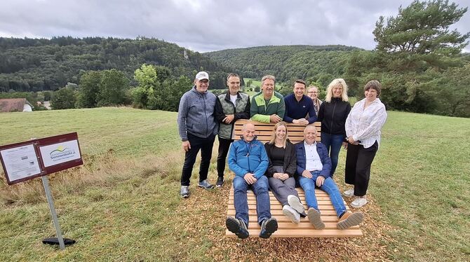 Was für ein Genuss: Hoch über Erpfingen steht die neue Himmelsliege, von der Anhöhe aus können sich Wanderer - hier wie die Mach