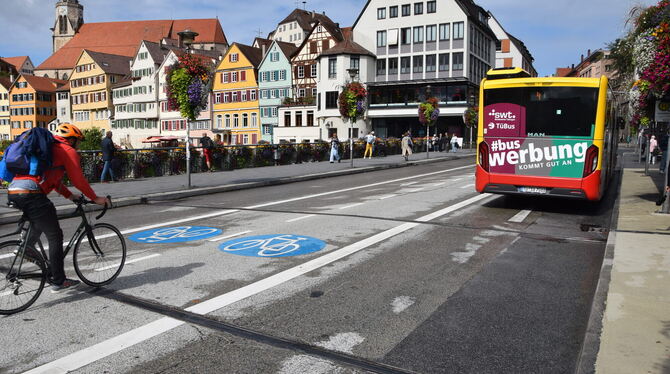 Die Tübinger Neckarbrücke ist starken Belastungen ausgesetzt. Jetzt soll ein neuer Belag getestet werden. FOTO: WALDERICH