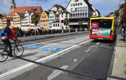 Die Tübinger Neckarbrücke ist starken Belastungen ausgesetzt. Jetzt soll ein neuer Belag getestet werden. FOTO: WALDERICH