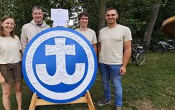 Das Ankerkreuz ist das Jungscharsymbol, darauf verewigten sich die Festgäste, der Vorstand hat das neue T-Shirt Jungscharlogo au