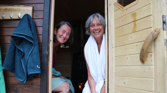 Genießen die Sauna und das Höhenfreibad: Die Freundinnen Christiane Braun (links) und Anke Henapl.