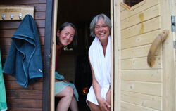 Genießen die Sauna und das Höhenfreibad: Die Freundinnen Christiane Braun (links) und Anke Henapl.