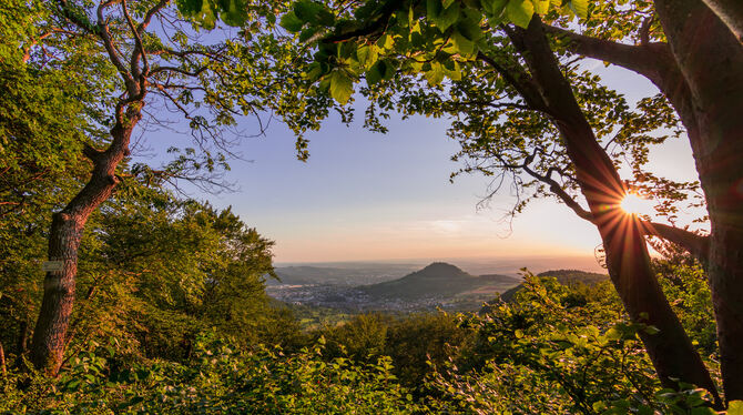 Entspannung finden in der Natur: Blick auf Eningen vom Wolfskopf. Die Gemeinde darf weiter das Prädikat »Erholungsort«  tragen.