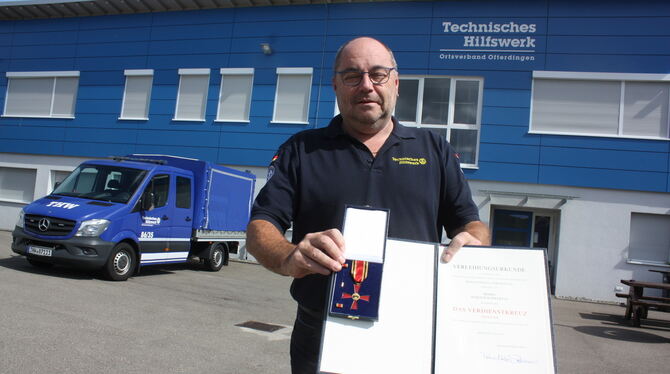 Bundesverdienstkreuz am Bande für Ofterdinger Harald Schwertle. Bundesverdienstkreuz am Bande für Ofterdinger THW-Ortsbeauftragten Harald Schwertle.