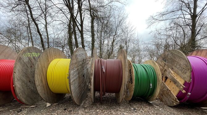 Auf diesen Rollen sind Leerrohre für den Breitbandausbau aufgewickelt. Die Firma Deutsche Glasfaser hat in Riederich abgefragt,