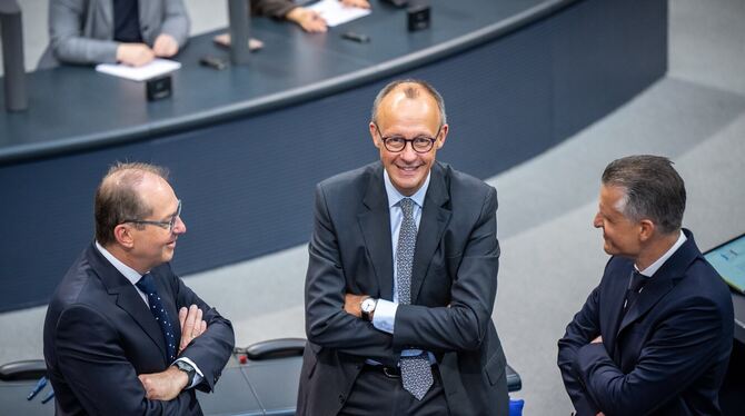 Friedrich Merz (Mitte), CDU Bundesvorsitzender und CDU/CSU Fraktionsvorsitzender im Bundestag, spricht mit Alexander Dobrindt (l