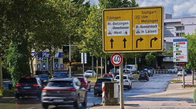 Trotz hoher Lärmwerte: Auf  der Lederstraße soll die Tempo-40-Regelung nach dem Willen der  Stadtverwaltung bestehen bleiben.