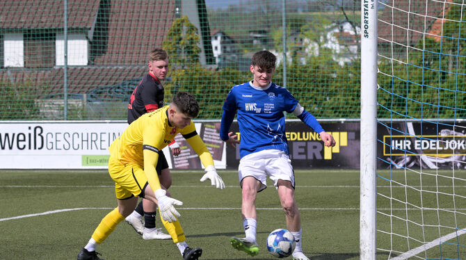 A-Junioren, Baden-Wuerttemberg, Fussball, Saison 2023/24, U19, Verbandsstaffel Sued, wfv Hat sich bereits nach wenigen Wochen in der ersten Elf festgespielt: Der 18-jährige Nico Rall (rechts).