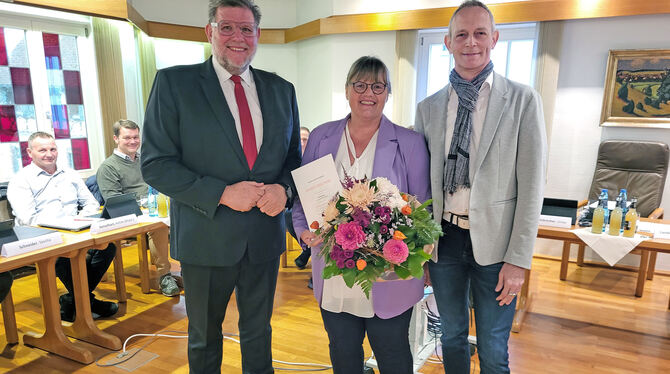 Bürgermeisterin Ulrike Holzbrecher wurde von Landrat Dr. Ulrich Fiedler (links) und von Gemeinderat Peter Edelburg für 40 Jahre