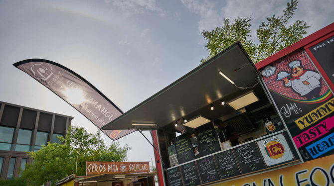 Ein kurzer Sonnen-Moment: Am Freitag startete das Street Food Festival im Reutlinger Bürgerpark. Das Wetter war zum Start eher b