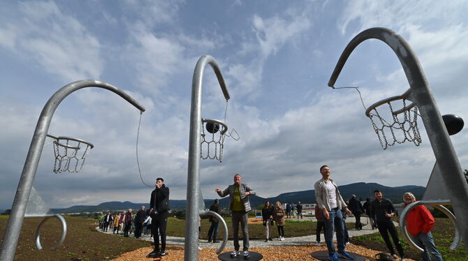 Auf dem aufgeschütteten Hügel vor dem Albtrauf-Panorama liegt die Zielwerfstation des Bewegungsparcours. FOTO: MEYER