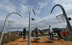 Auf dem aufgeschütteten Hügel vor dem Albtrauf-Panorama liegt die Zielwerfstation des Bewegungsparcours. FOTO: MEYER