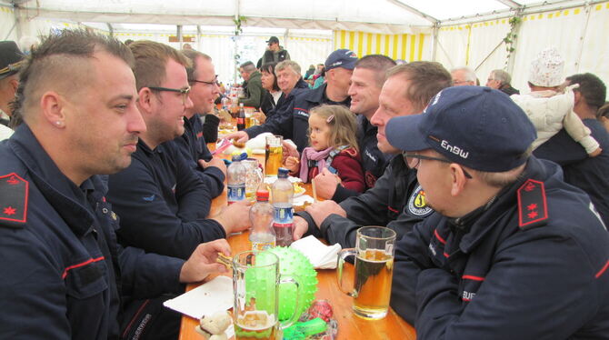 Am Sonntag schaute auch die Feuerwehr beim Straßenfest des Liederkranzes in Walddorf vorbei.