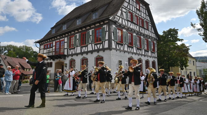 Tradition trifft beim Festzug auf Historie: Die Musikkapelle Mössingen vor dem alten Rathaus. FOTO: MEYER