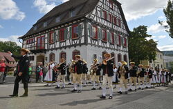 Tradition trifft beim Festzug auf Historie: Die Musikkapelle Mössingen vor dem alten Rathaus. FOTO: MEYER