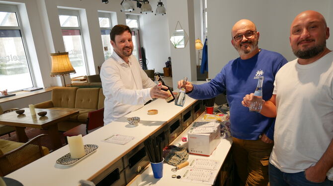 Bereit für den Ansturm am Samstagabend in der Popup-Café-Bar »Welt-Raum« neben der Marienkirche: Sven Weber (von links), Markus