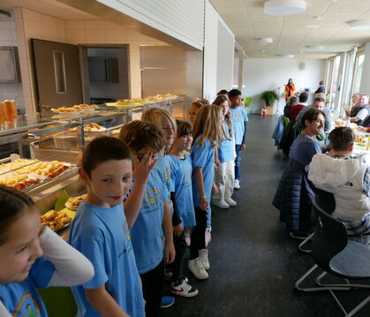 Pommes und Cola umsonst gab es nicht (wie von den Schülern gewünscht) am Samstag in der neuen Mensa Rommelsbacher Grundschule - 