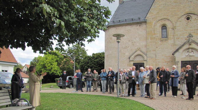 Die ehemalige Pfarrerin Gabriele Brückner stellt den Bibelgarten vor der Wannweiler Kirche vor.