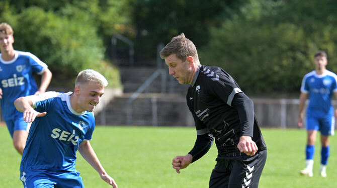 Fussball, wfv, KL A2, Kreisliga A2, Bezirk Alb, Wuerttemberg, Maenner, Saison 2024/25 Nach 181 Bundesliga-Spielen, 20 Toren und 18 Vorlagen läuft Sven Schipplock (rechts) am Sonntag für den VfL Pfullingen III in de