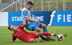 Cedric Guarino (im roten Trikot) vom SSV Reutlingen im Zweikampf mit Oberacherns Angreifer Nico Huber. 