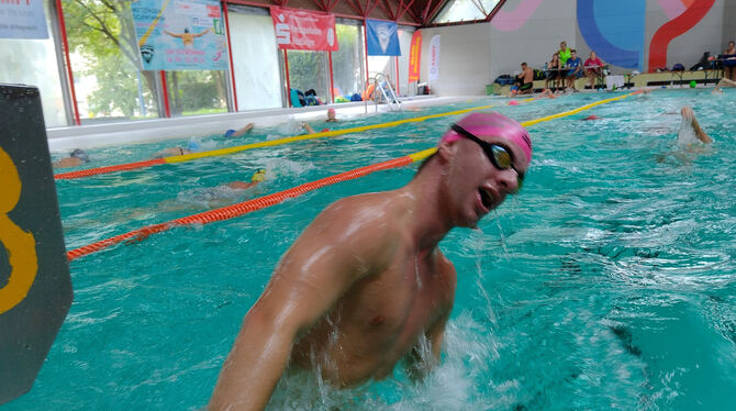 Wettkampfschwimmer Finn Reusch zeigt auch nach mehreren Kilometern eine perfekte Wende.  FOTOS: NITSCHKE