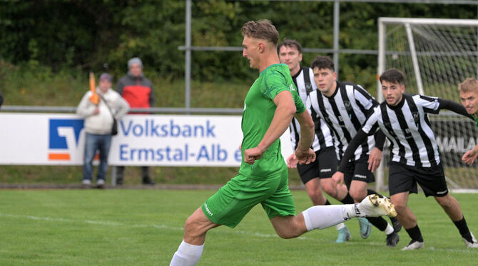 Dreifacher Torschütze für den SV Hülben gegen den FV Bad Urach: Marvin Delimar (grünes Trikot).  FOTO: T.BAUR/EIBNER